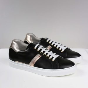 Sneakers nere con dettagli luminosi platino